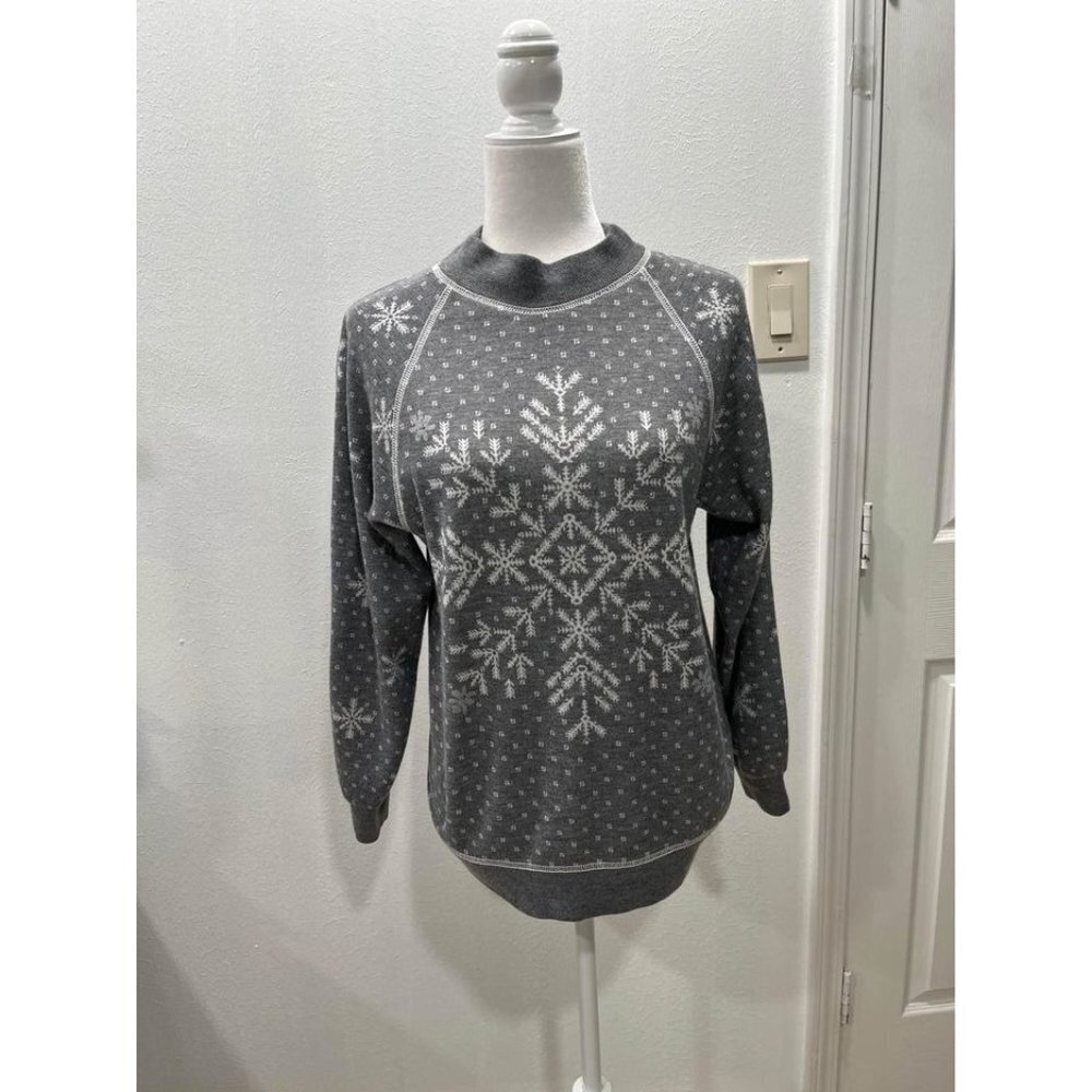 EccoBay snowflake gray sweatshirt size small